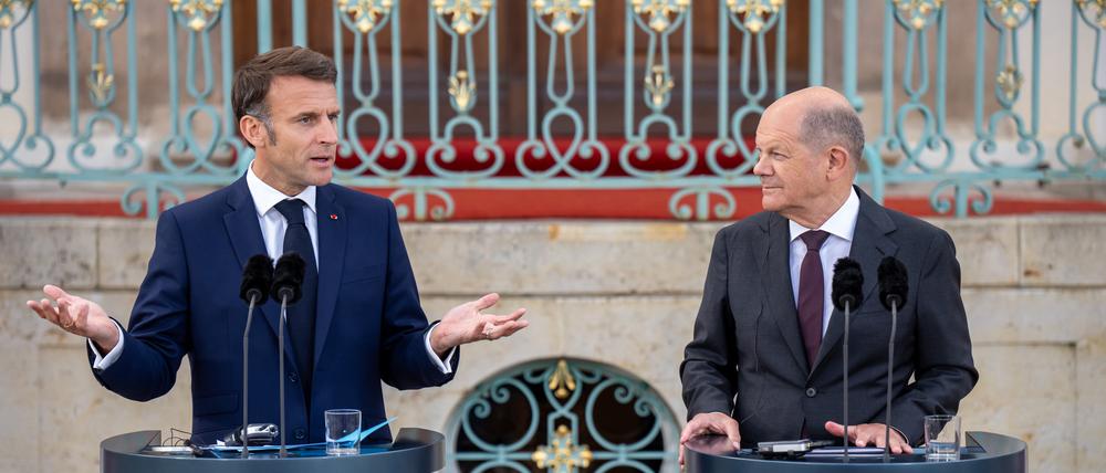 Bundeskanzler Olaf Scholz (r, SPD), steht neben Emmanuel Macron, Präsident von Frankreich.