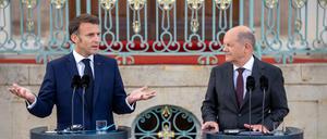 Bundeskanzler Olaf Scholz (r, SPD), steht neben Emmanuel Macron, Präsident von Frankreich.
