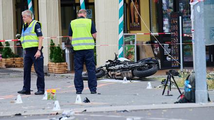 Bei einem schweren Verkehrsunfall am Roten Rathaus in Berlin-Mitte ist ein Motorradfahrer gestorben.
