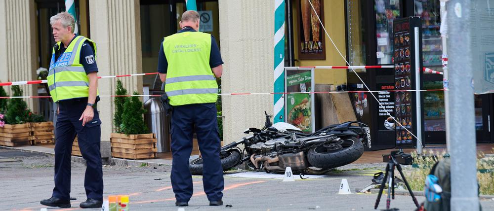 Bei einem schweren Verkehrsunfall am Roten Rathaus in Berlin-Mitte ist ein Motorradfahrer gestorben.