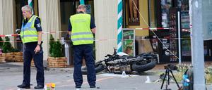 Bei einem schweren Verkehrsunfall am Roten Rathaus in Berlin-Mitte ist ein Motorradfahrer gestorben.