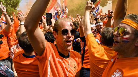 Rund 20.000 Oranje-Fans stimmten sich laut Polizei bei einem ausgelassenen Fanmarsch vom Hammarskjöldplatz vor den Berliner Messehallen zum Olympiastadion ein. 