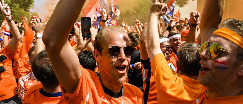 Rund 20.000 Oranje-Fans stimmten sich laut Polizei bei einem ausgelassenen Fanmarsch vom Hammarskjöldplatz vor den Berliner Messehallen zum Olympiastadion ein. 