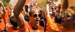 Rund 20.000 Oranje-Fans stimmten sich laut Polizei bei einem ausgelassenen Fanmarsch vom Hammarskjöldplatz vor den Berliner Messehallen zum Olympiastadion ein. 