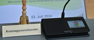 03.07.2024, Brandenburg, Forst: Eine Glocke steht auf dem Tisch des Kreistagsvorsitzenden zur Konstituierenden Sitzung des Kreistages für den Landkreis Spree-Neiße. Die AfD kam bei den Kommunalwahlen am 09.06.2024 im Landkreis Spree-Neiße mit 38,2 Prozent auf ihr bestes Ergebnis in ganz Brandenburg. Foto: Patrick Pleul/dpa +++ dpa-Bildfunk +++