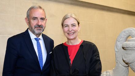Marion Ackermann, Generaldirektorin der Staatlichen Kunstsammlungen Dresden und zukünftige SPK-Präsidentin, steht zusammen mit ihrem Amtsvorgänger, Hermann Parzinger, Präsident der Stiftung Preußischer Kulturbesitz, nach der Pressekonferenz zur Neubesetzung der Präsidentschaft der Stiftung Preußischer Kulturbesitz (SPK) in der Staatsbibliothek. 