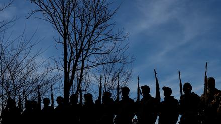 Potenzielle Rekruten stehen am 27. März 2024 in Kiew in einer Reihe.