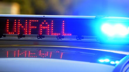 ARCHIV - 12.06.2017, Bayern, Günzburg: Auf einem Polizeifahrzeug warnt eine Leuchtschrift vor einer Unfallstelle. (zu dpa: «Zwei Frauen sterben bei Autounfall in Norden») Foto: Stefan Puchner/dpa +++ dpa-Bildfunk +++