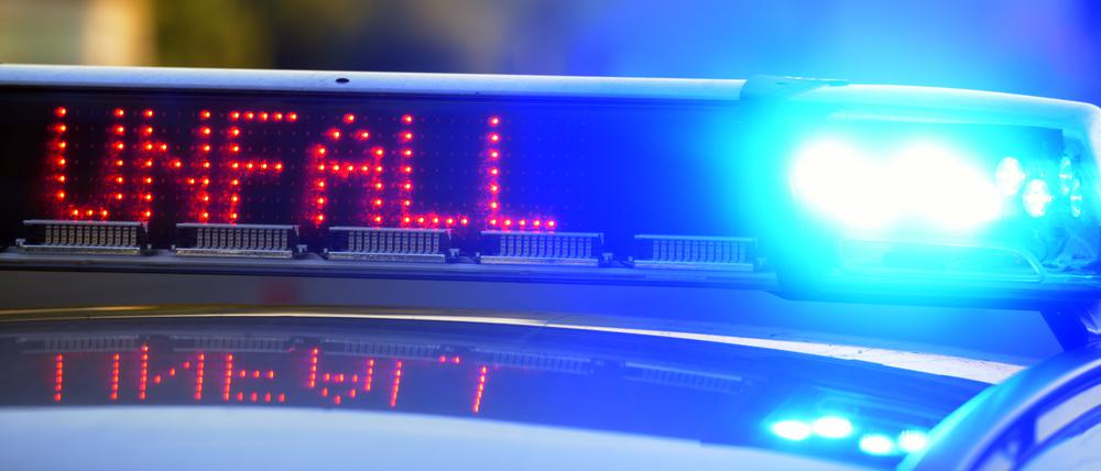 ARCHIV - 12.06.2017, Bayern, Günzburg: Auf einem Polizeifahrzeug warnt eine Leuchtschrift vor einer Unfallstelle. (zu dpa: «Zwei Frauen sterben bei Autounfall in Norden») Foto: Stefan Puchner/dpa +++ dpa-Bildfunk +++