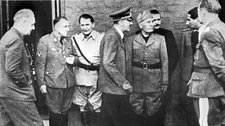 Wenige Stunden nach dem missglückten Attentat empfängt der nur leicht verletzte Diktator Adolf Hitler seinen italienischen Verbündeten Benito Mussolini.
