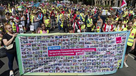 Auftakt der Berliner Kita-Streikwoche vor dem Rathaus Charlottenburg: Die Gewerkschaften Verdi und GEW wollen einen Tarifvertrag mit weniger Arbeitsbelastung und mehr Personal in den staatlichen Kindertagesstätten erzwingen. 