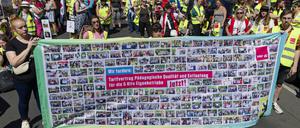 Auftakt der Berliner Kita-Streikwoche vor dem Rathaus Charlottenburg: Die Gewerkschaften Verdi und GEW wollen einen Tarifvertrag mit weniger Arbeitsbelastung und mehr Personal in den staatlichen Kindertagesstätten erzwingen. 
