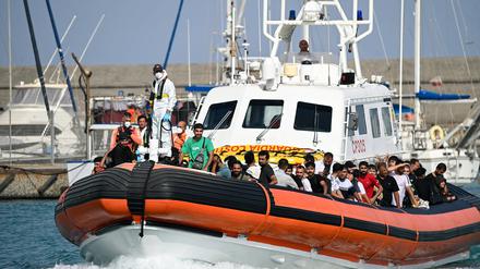 Flüchtlinge aus Irak und dem Iran werden am süditalienischen Hafen von Roccella Jonica in Sicherheit gebracht. 