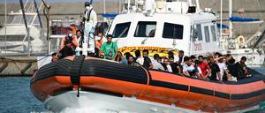 Migrants from Iran and Iraq seen arriving in Roccella Jonica. 