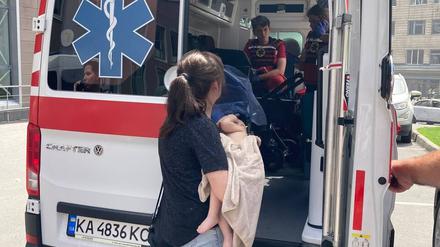 Ein Krankenwagen steht vor der getroffenen Kinderklinik. 