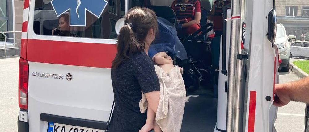 Ein Krankenwagen steht vor der getroffenen Kinderklinik.