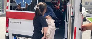 Ein Krankenwagen steht vor der getroffenen Kinderklinik. 