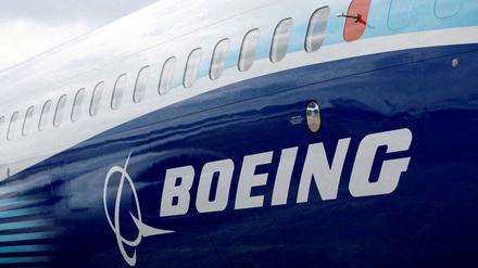 FILE PHOTO: The Boeing logo is seen on the side of a Boeing 737 MAX at the Farnborough International Airshow, in Farnborough, Britain, July 20, 2022.  REUTERS/Peter Cziborra/File Photo