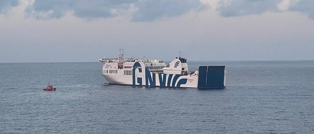 Eigentlich dauert die Überfahrt vom spanischen Festland nach Mallorca nur gut sieben Stunden. Die Passagiere der in Brand geratenen Fähre „Tenacia“ aber waren 24 Stunden unterwegs. Und kamen trotzdem nicht an.  