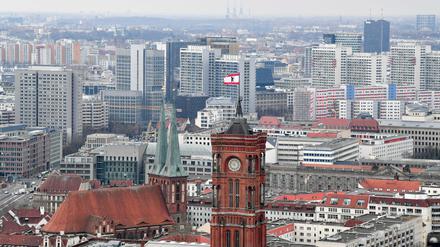 Blick auf das Rote Rathaus und die umliegenden Gebäude in Berlin.