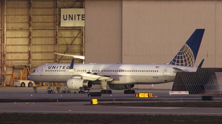 Ein Boeing 757-Jet ist in der Nähe eines United Airlines-Hangars geparkt. Am Morgen des 8. Juli 2024 verlor ein United Airlines-Flugzeug nach dem Start vom Los Angeles International Airport einen Reifen, wie die Fluggesellschaft bestätigte.