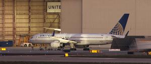 Ein Boeing 757-Jet ist in der Nähe eines United Airlines-Hangars geparkt. Am Morgen des 8. Juli 2024 verlor ein United Airlines-Flugzeug nach dem Start vom Los Angeles International Airport einen Reifen, wie die Fluggesellschaft bestätigte.