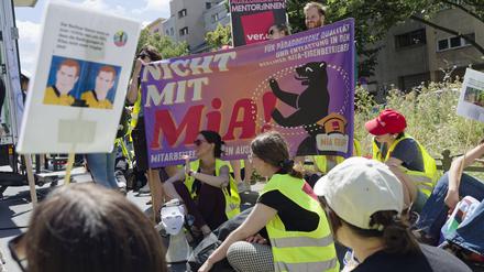 Auftakt der Berliner Kita-Streikwoche vor dem Rathaus Charlottenburg.