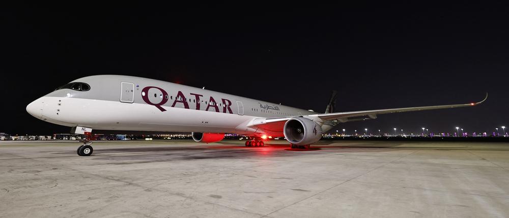 Eine Maschine von Quatar Airways am Hamad International Airport, dem internationalen Flughafen in Doha, Katar