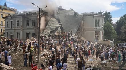 Nach dem Raketenangriff der russischen Armee auf die Kinderklinik von Ohmatdyt suchen Menschen nach Opfern.