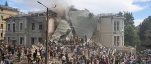 Nach dem Raketenangriff der russischen Armee auf die Kinderklinik von Ohmatdyt suchen Menschen nach Opfern.