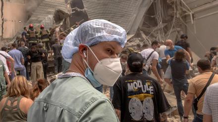 Freiwillige Helfer, darunter auch Sanitäter, helfen Rettungskräften bei der Beseitigung der Trümmer eines zerstörten Gebäudes des Ohmatdyt-Kinderkrankenhauses nach einem russischen Raketenangriff in der ukrainischen Hauptstadt Kiew am 8. Juli 2024 inmitten des russischen Einmarsches in der Ukraine.