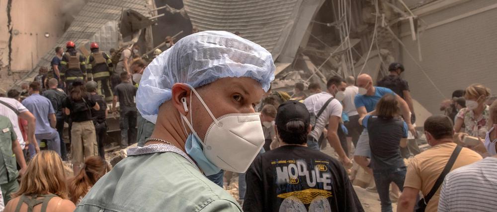 Freiwillige Helfer, darunter auch Sanitäter, helfen Rettungskräften bei der Beseitigung der Trümmer eines zerstörten Gebäudes des Ohmatdyt-Kinderkrankenhauses nach einem russischen Raketenangriff in der ukrainischen Hauptstadt Kiew am 8. Juli 2024 inmitten des russischen Einmarsches in der Ukraine.