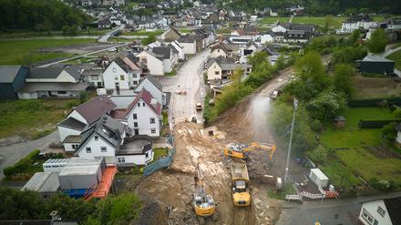 Mit schwerem Gerät wird an der Ahr der Wiederaufbau vorangetrieben.