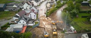 Mit schwerem Gerät wird an der Ahr der Wiederaufbau der Bahnstrecke vorangetrieben. Im Juli 2021 hatte die Flutkatastrophe gewaltige Schäden hinterlassen, 135 Menschen kamen ums Leben. 