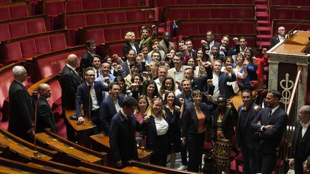 Abgeordnete der linkspopulistischen Partei La France Insoumise ballen die Faust in der Nationalversammlung – einen Tag nach ihrem guten Abschneiden bei der Parlamentswahl. 