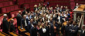 Abgeordnete der linkspopulistischen Partei La France Insoumise ballen die Faust in der Nationalversammlung – einen Tag nach ihrem guten Abschneiden bei der Parlamentswahl. 