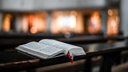 Liederbuch in einer Kirche.