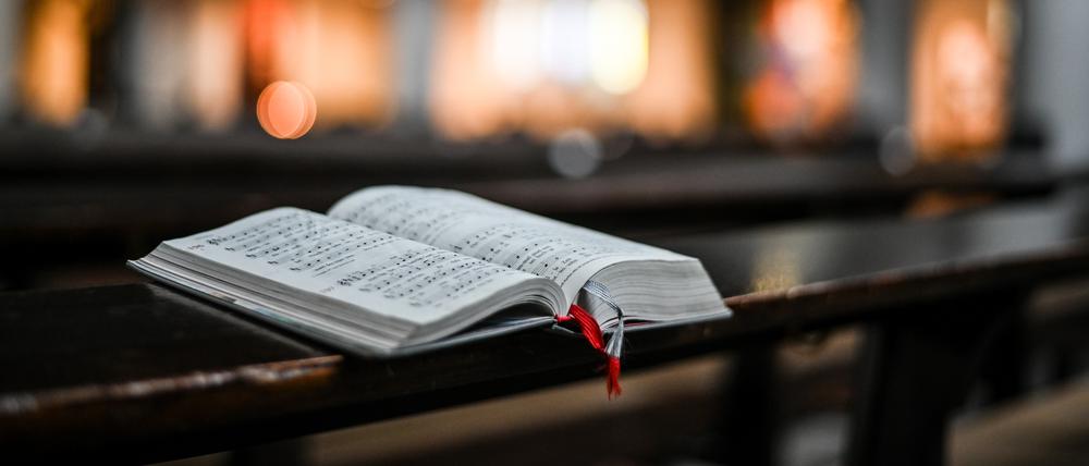 Liederbuch in einer Kirche.