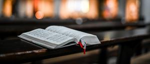 Liederbuch in einer Kirche.