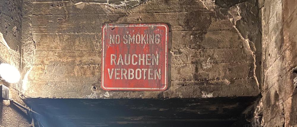 „No smoking, Rauchen verboten“, steht auf dem Schild. Die Warnung kam für das Filmarchiv zu spät.