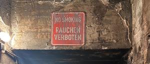 „No smoking, Rauchen verboten“, steht auf dem Schild. Die Warnung kam für das Filmarchiv zu spät.