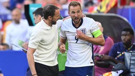 In Erklärungsnot: Harry Kane (r.) wird in England hart kritisiert.