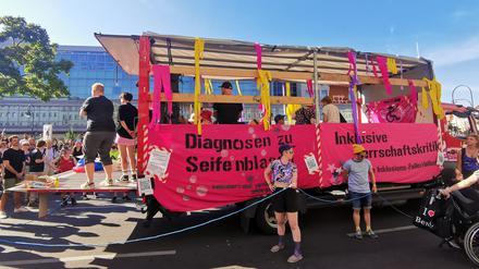 So sah die Pride Parade „behindert, verrückt udn solidarisch feiern“ im vergangenen Jahr aus. 
