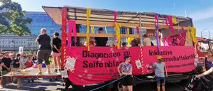 So sah die Pride Parade „behindert, verrückt udn solidarisch feiern“ im vergangenen Jahr aus. 