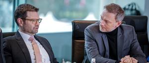 Marco Buschmann (l., FDP), Bundesminister der Justiz, und Christian Lindner (FDP), Bundesminister der Finanzen, nehmen an der Sitzung des Bundeskabinetts im Bundeskanzleramt teil.
