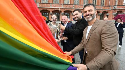 Ganz vorne mit dabei: Queerbeauftragter Alfonso Pantisano hisst gemeinsam mit dem Regierenden Kai Wegner die Regenbogenflagge vor dem Roten Rathaus. 