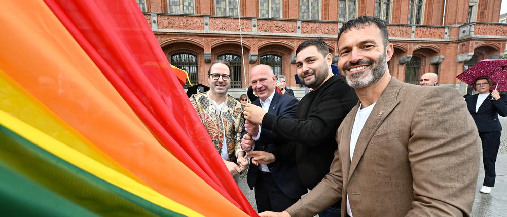 Ganz vorne mit dabei: Queerbeauftragter Alfonso Pantisano hisst gemeinsam mit dem Regierenden Kai Wegner die Regenbogenflagge vor dem Roten Rathaus.
