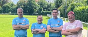 Thomas Häßler posiert mit seinen Kotrainer und dem Präsidenten des FC Spandau 06 auf dem Rasenplatz am Ziegelhof.