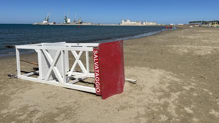 Italien, Bartella: Der umgestürzte Turm eines Bademeisters an einem italienischen Strand. Aus Sicherheitsgründen müssen heute alle 150 Meter ein Bademeister oder Rettungsschwimmer zu finden sein. Früher reichten alle 600 Meter. 