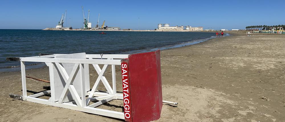 Italien, Bartella: Der umgestürzte Turm eines Bademeisters an einem italienischen Strand. Aus Sicherheitsgründen müssen heute alle 150 Meter ein Bademeister oder Rettungsschwimmer zu finden sein. Früher reichten alle 600 Meter. 